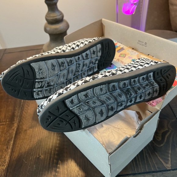 Bobs from Sketchers Houndstooth shoes - Picture 3 of 4